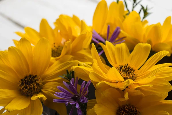 Herfst bloemen op tafel — Stockfoto