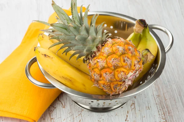 Frische Ananas und Bananen — Stockfoto