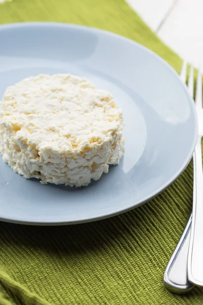 Queso de cabaña en el plato —  Fotos de Stock