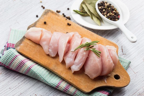 Pollo fresco sobre tabla de madera — Foto de Stock