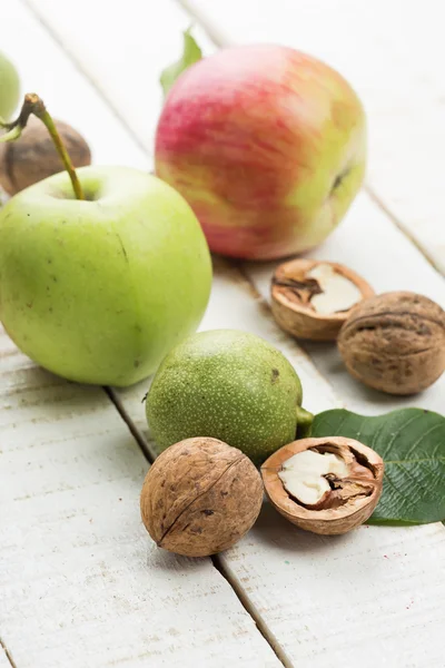 Nueces y manzanas —  Fotos de Stock