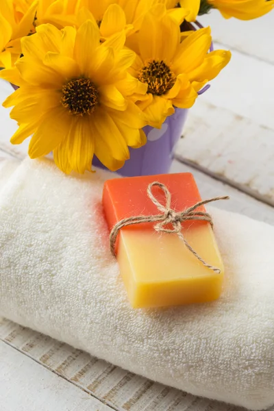 Natural handmade soap on towel and flowers — Stock Photo, Image