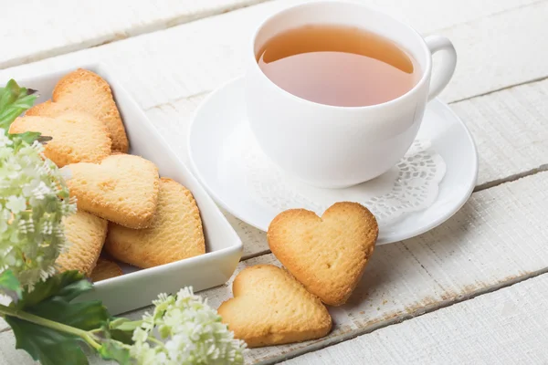 Biscoitos frescos e chá — Fotografia de Stock