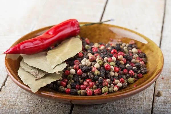 Smíšené pepř a chilli na desce — Stock fotografie