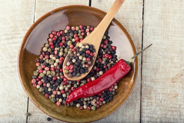 Pimienta mezclada y chile en el plato — Foto de Stock