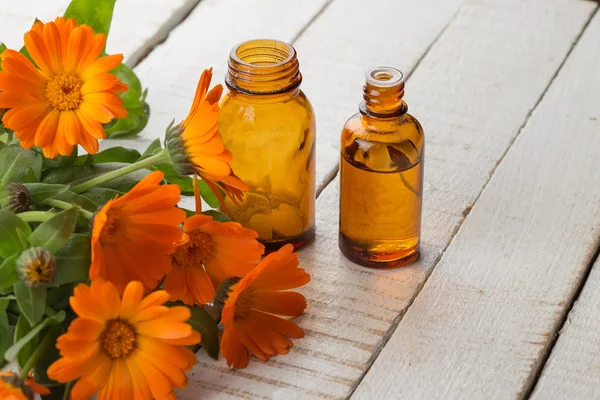 Ringelblumen und Flaschen mit Medikamenten. Konzept Homöopathie. — Stockfoto