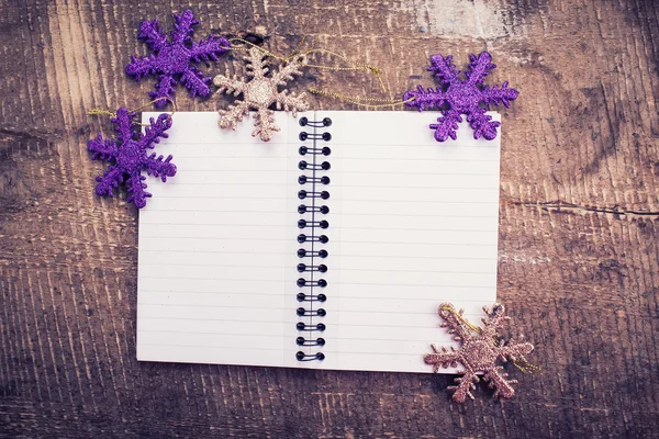 Dekoratif yılbaşı süsleri ve defter — Stok fotoğraf