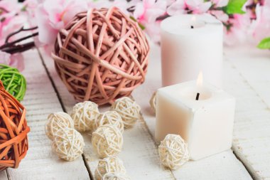 Spa Konsept. ahşap zemin üzerine mumlar.