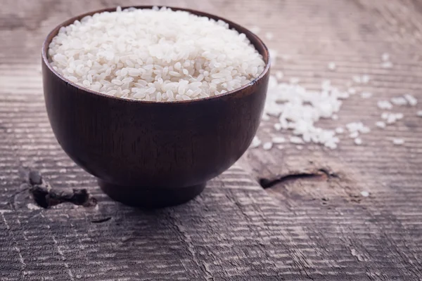 Arroz en cuenco de madera — Foto de Stock