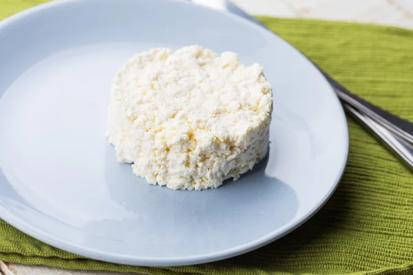 Queso de cabaña en el plato —  Fotos de Stock