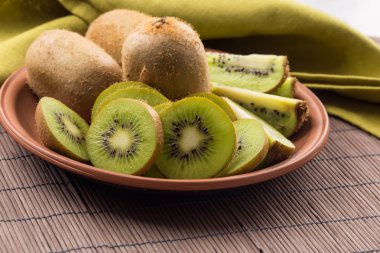 plaka üzerinde taze skiwi