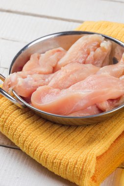 ahşap masa üzerinde taze tavuk