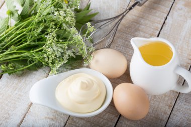 tablo üzerinde bir kapta mayonez