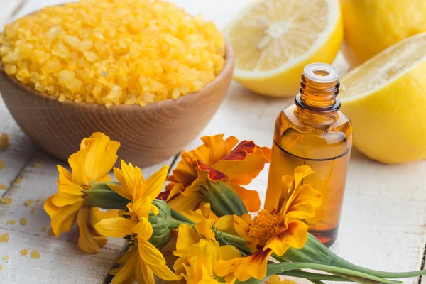 Temel aroma yağı, deniz tuzu, çiçek ve limon — Stok fotoğraf