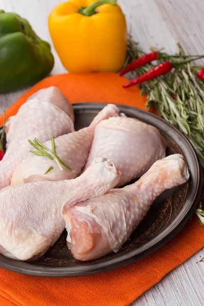 Frango fresco na mesa de madeira — Fotografia de Stock