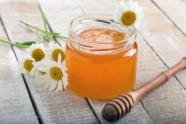 Miel fresca con manzanillas —  Fotos de Stock