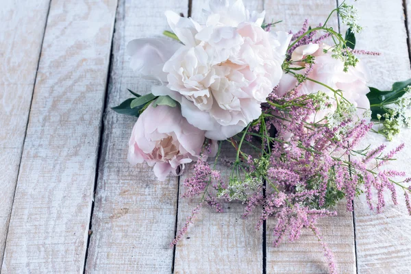 Carte postale avec fleurs de pivoine — Photo