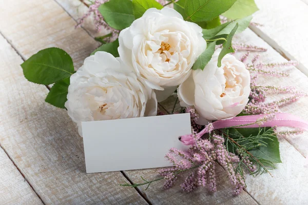 Λουλούδια και άδειο ετικέτα για το κείμενό σας — Φωτογραφία Αρχείου