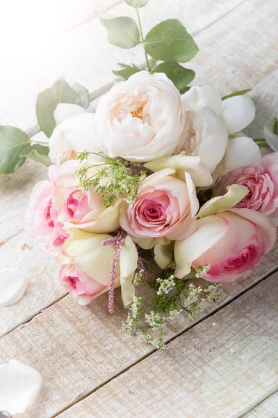 Ansichtkaart met verse rozen — Stockfoto