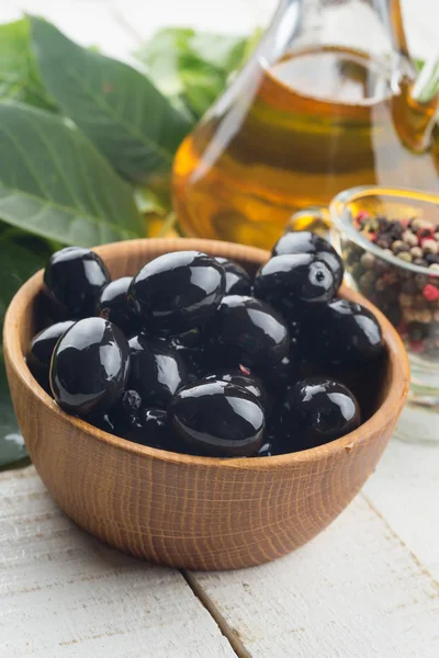 Черная оливка в миске — стоковое фото