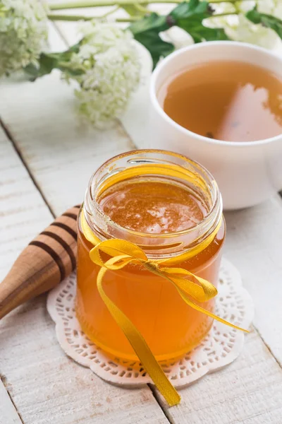 Свежий мёд и чай — стоковое фото