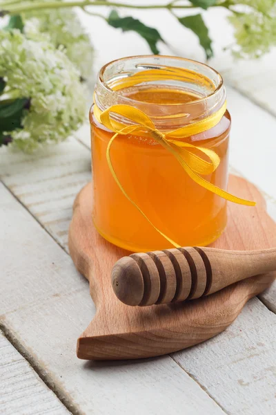 Miel fresca en banco de vidrio —  Fotos de Stock