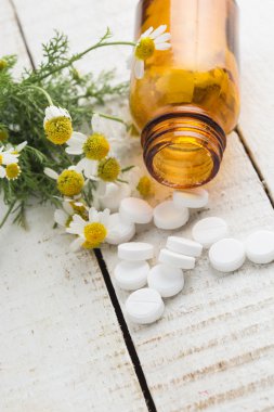 kavram homeopati. şişeleri ile ilaç ve tedavi edici otlar.