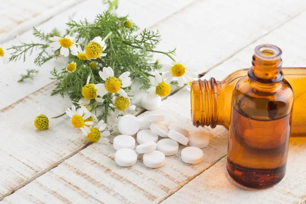Conceito homeopatia. Garrafas com medicamentos e ervas naturais . — Fotografia de Stock