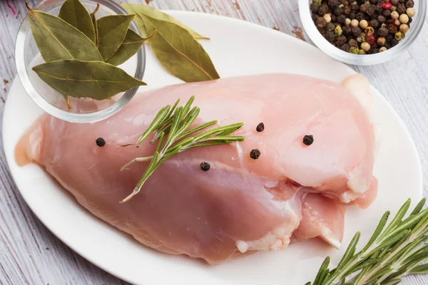 Frango fresco na mesa de madeira — Fotografia de Stock