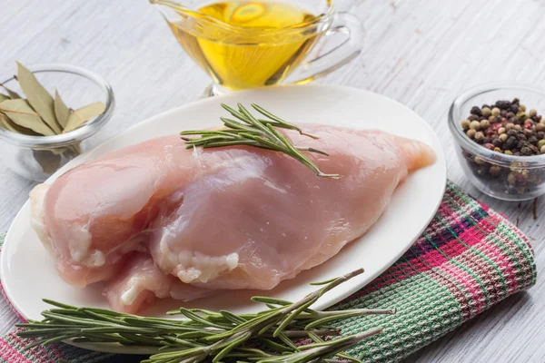 Frango fresco na mesa de madeira — Fotografia de Stock