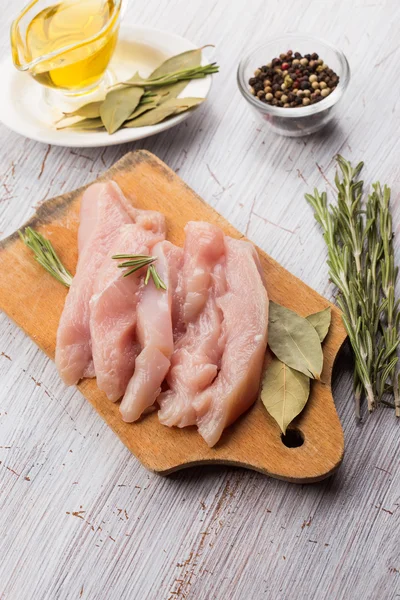 Frango fresco na mesa de madeira — Fotografia de Stock