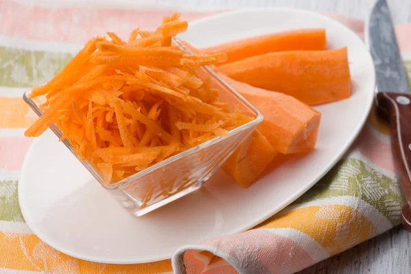 Grated carrots on board — Stock Photo, Image