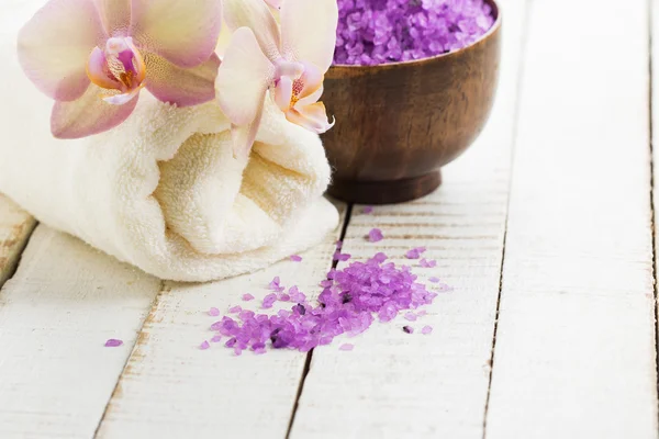 Spa koncept. Mořská sůl s květy a ručník — Stock fotografie