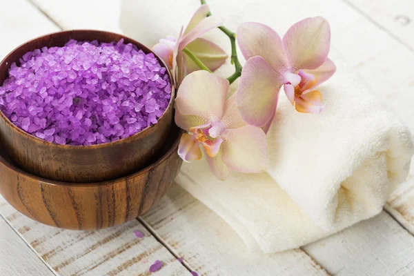 Conceito de spa. Sal marinho em tigela com flores — Fotografia de Stock