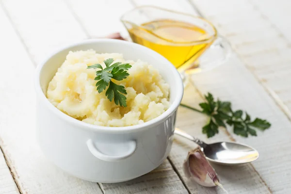 Geprakte aardappel in kom — Stockfoto