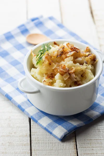 Geprakte aardappel in kom — Stockfoto