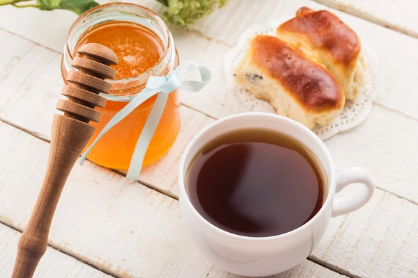 Taza de té, miel, pastelería . — Foto de Stock