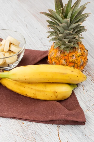 Bananen, Ananas. — Stockfoto