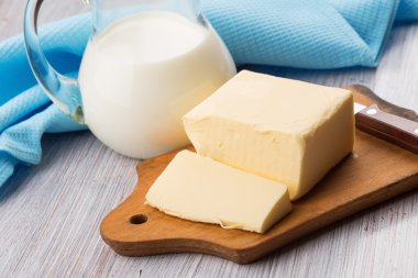 ahşap tahta üzerinde taze tereyağı.