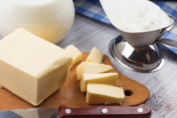 Frische Butter auf Holzbrett. — Stockfoto