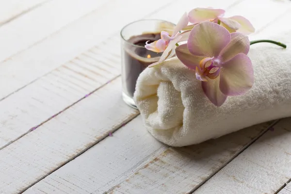 Bílý ručník, květiny a svíčky — Stock fotografie