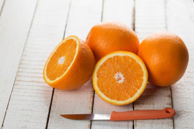 bıçak ile taze portakal