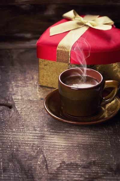 Tasse Kaffee und Geschenk — Stockfoto