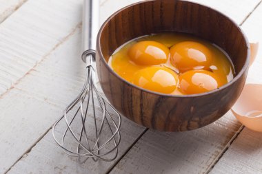 ahşap zemin üzerinde bir kapta tavuk yumurtası