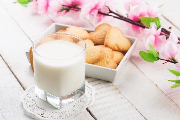 Milch und Kekse — Stockfoto