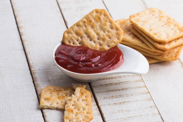Crackers amd sauce — Stock Photo, Image