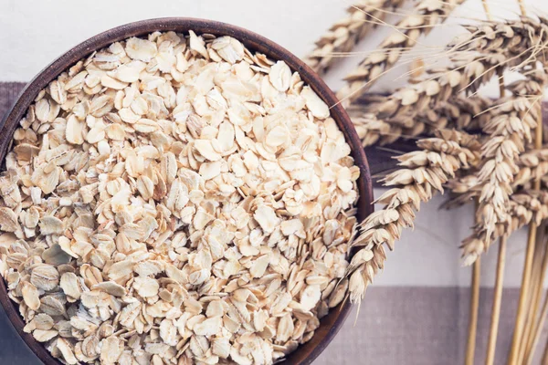 Copos de avena en tazón —  Fotos de Stock