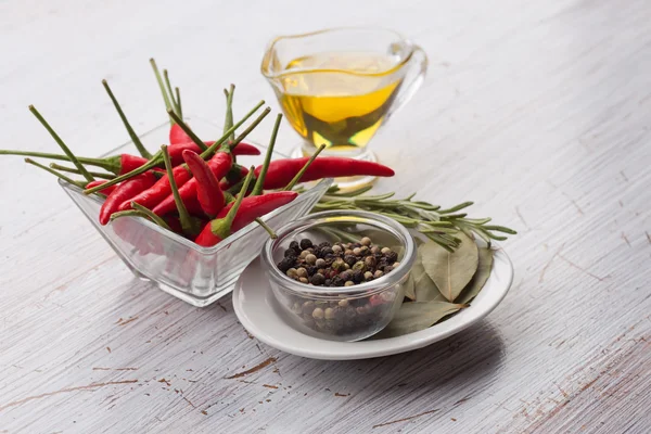 Peperoncino, peperoncino, alloro, olio — Foto Stock