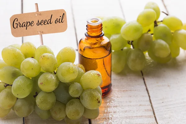 Olej świeżych nasion winogron i moszcz w butelce — Zdjęcie stockowe