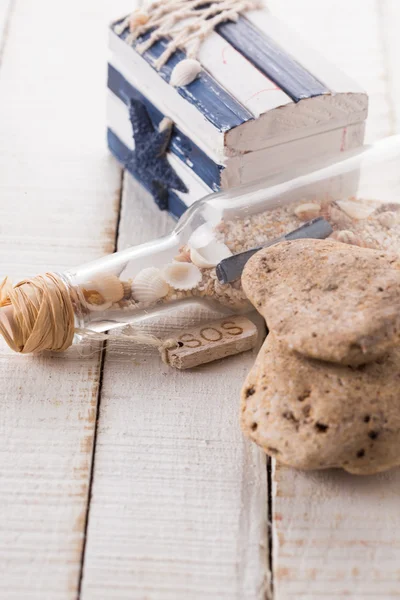 Flasche mit Muscheln, Steinen — Stockfoto